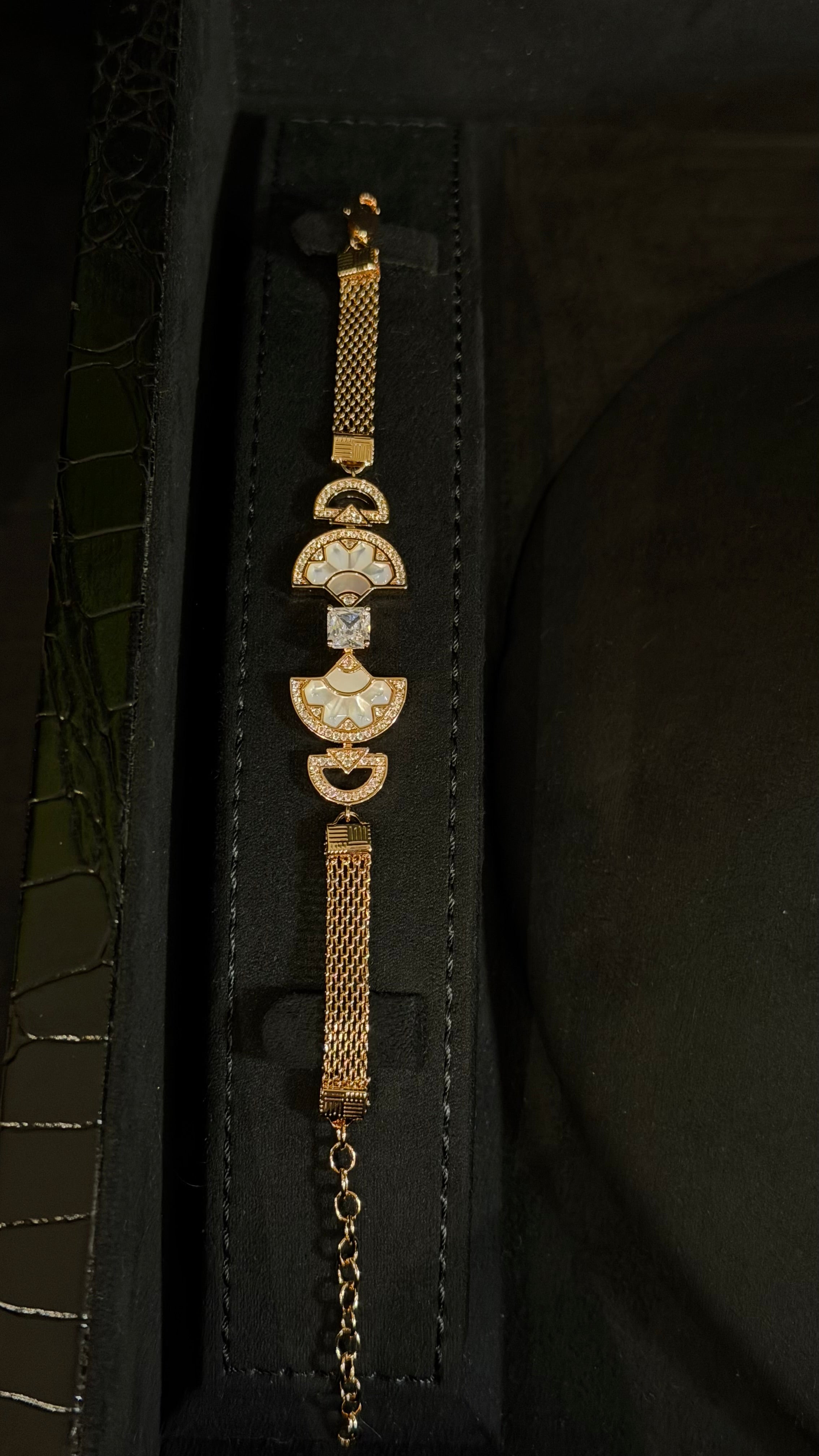ALMUWAIJI | WHITE & R.GOLDEN