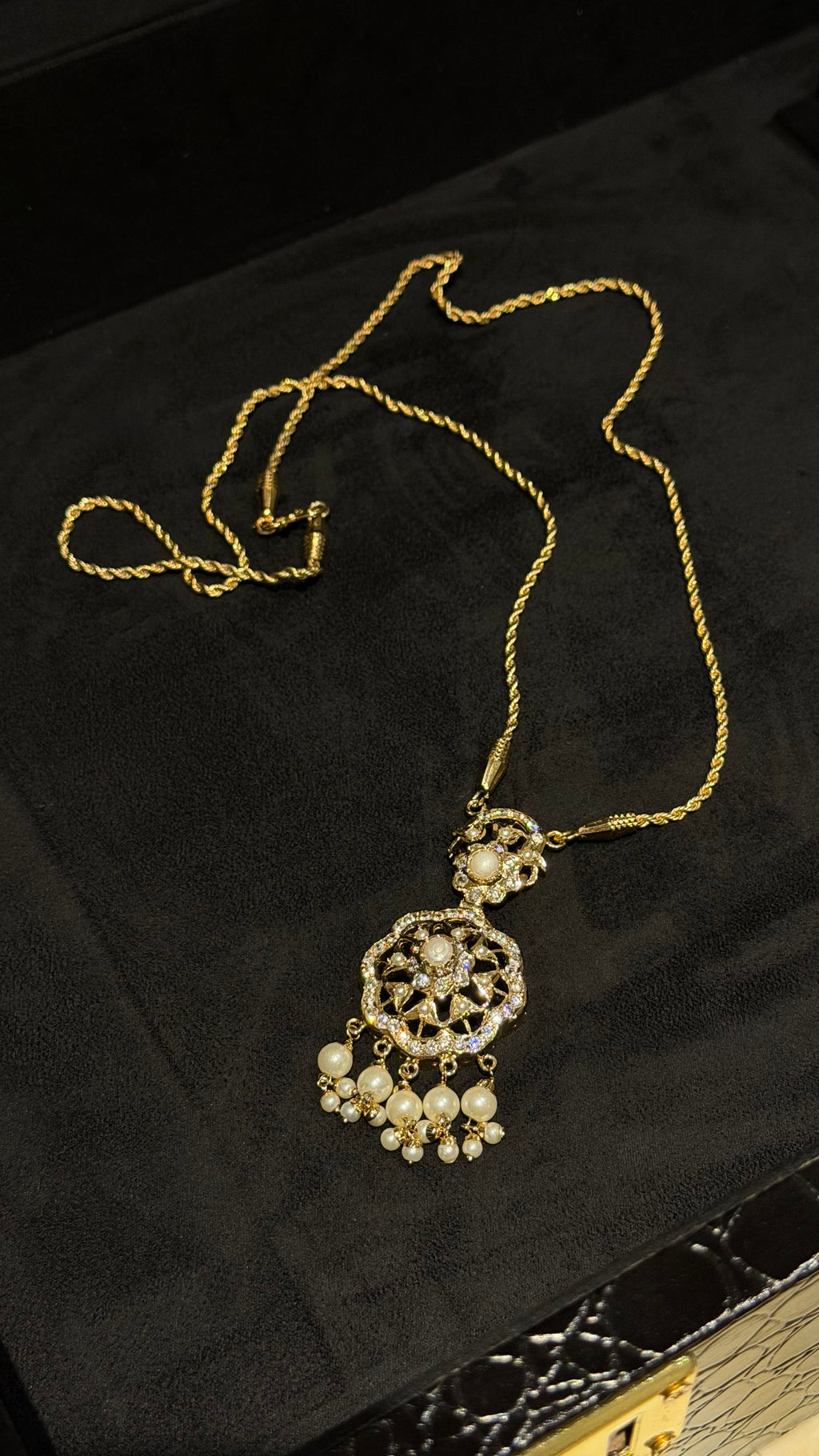 NO.052 | WHITE & PEARLS