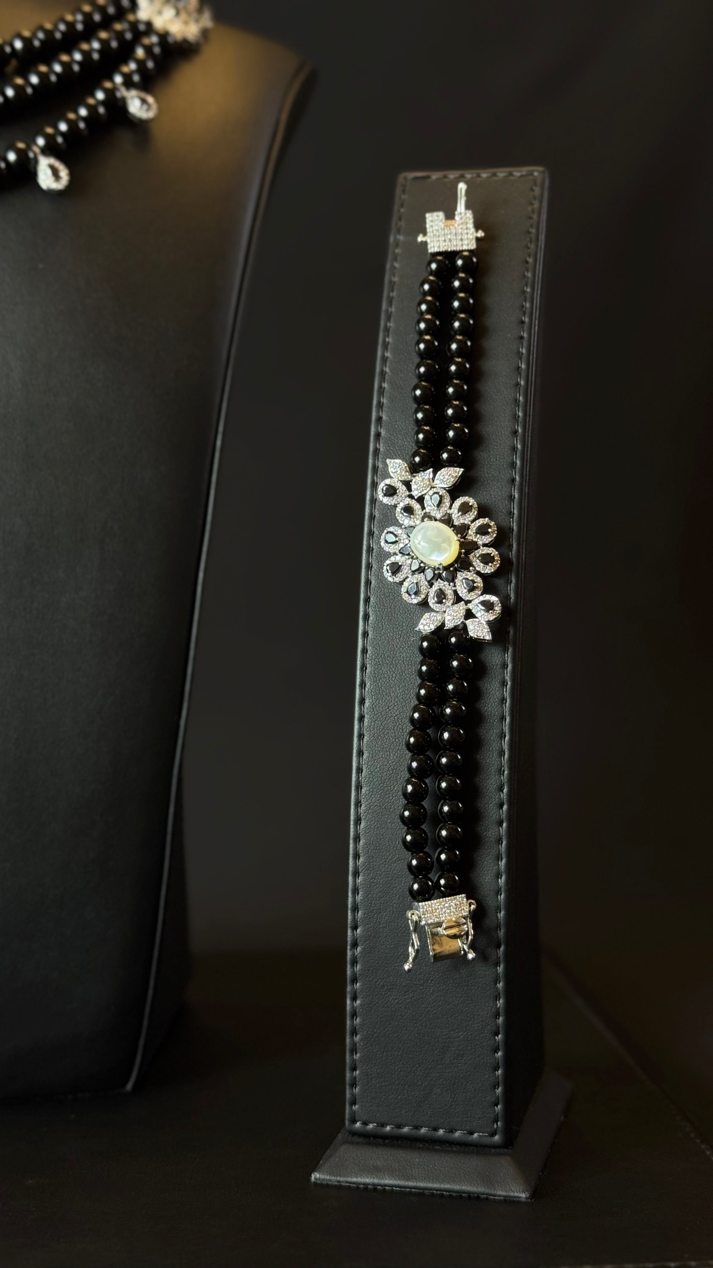 NAKHEEL | BLACK & WHITE