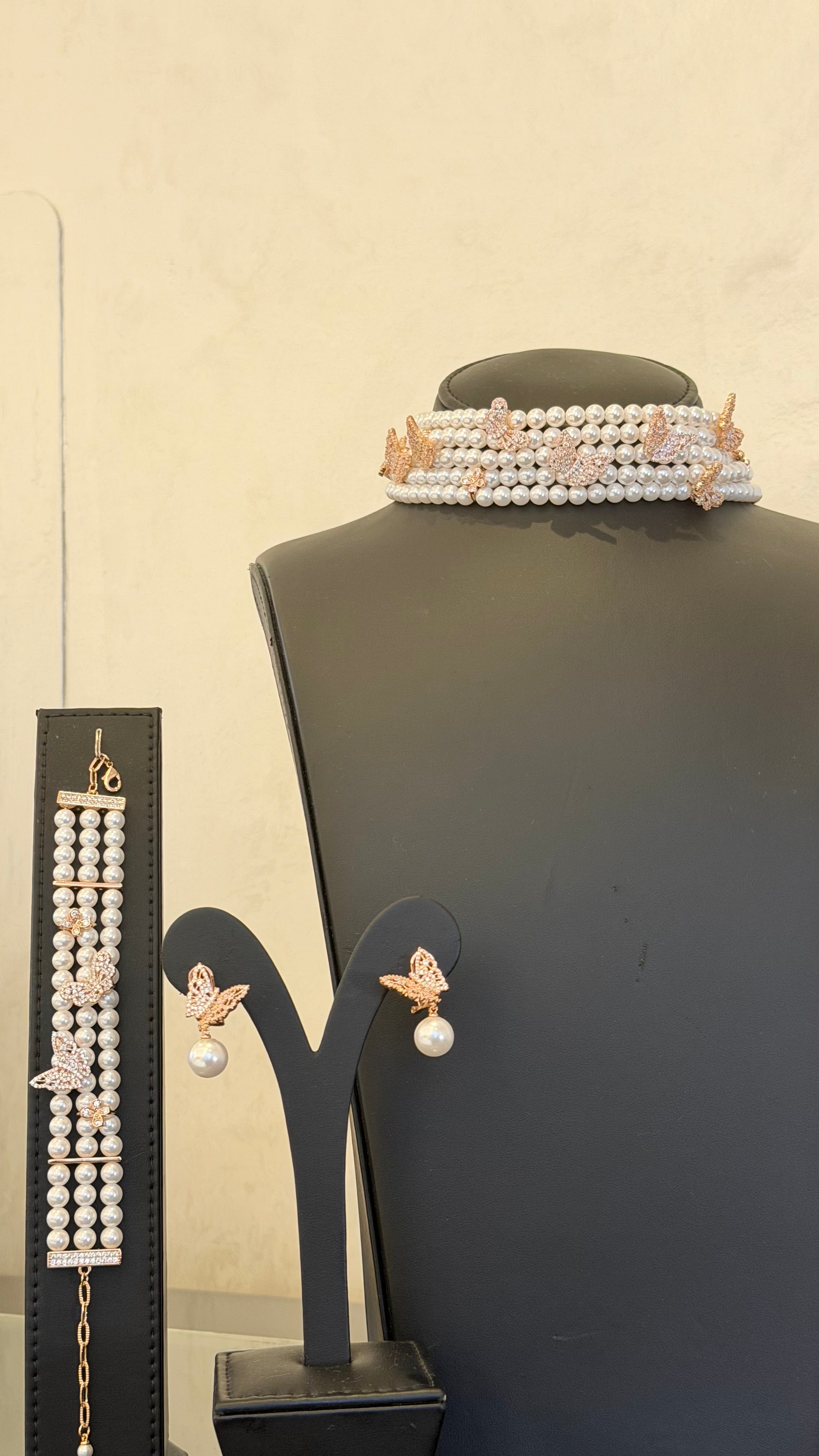 BUTTERFLY CHOKER (NO RING) | PEARLS