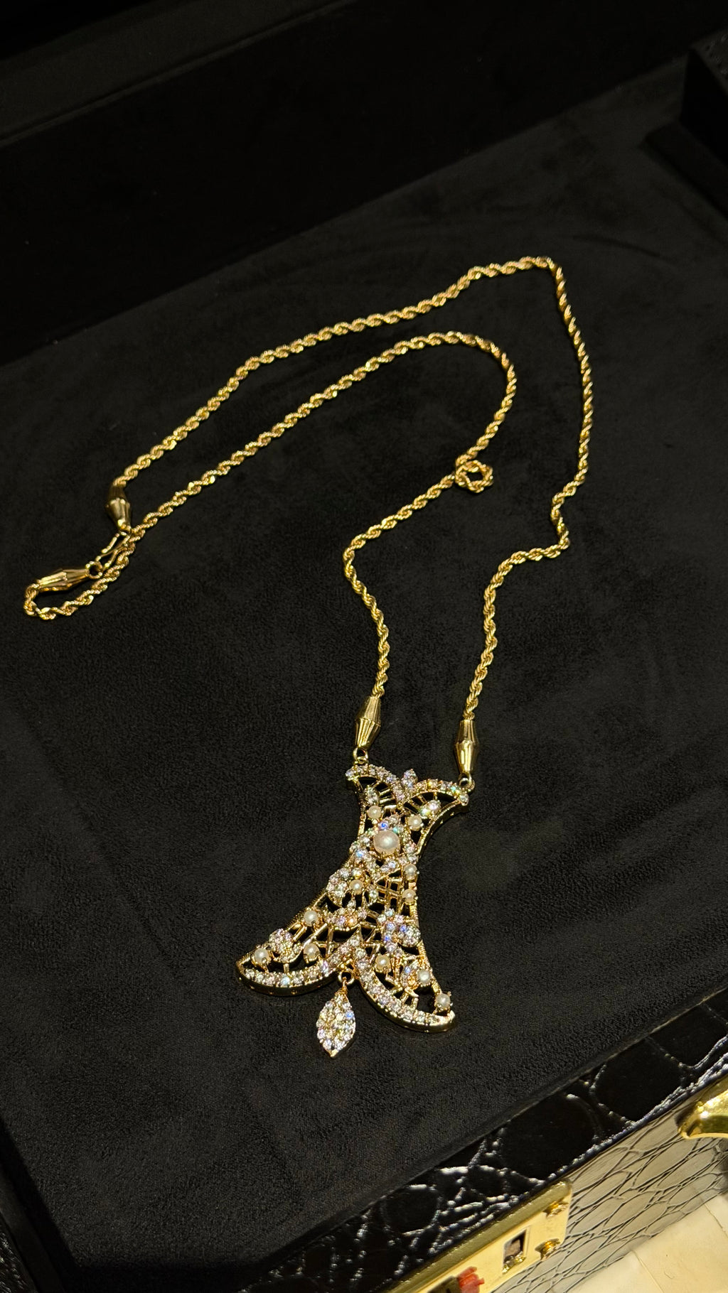 NO.053 | WHITE & PEARLS