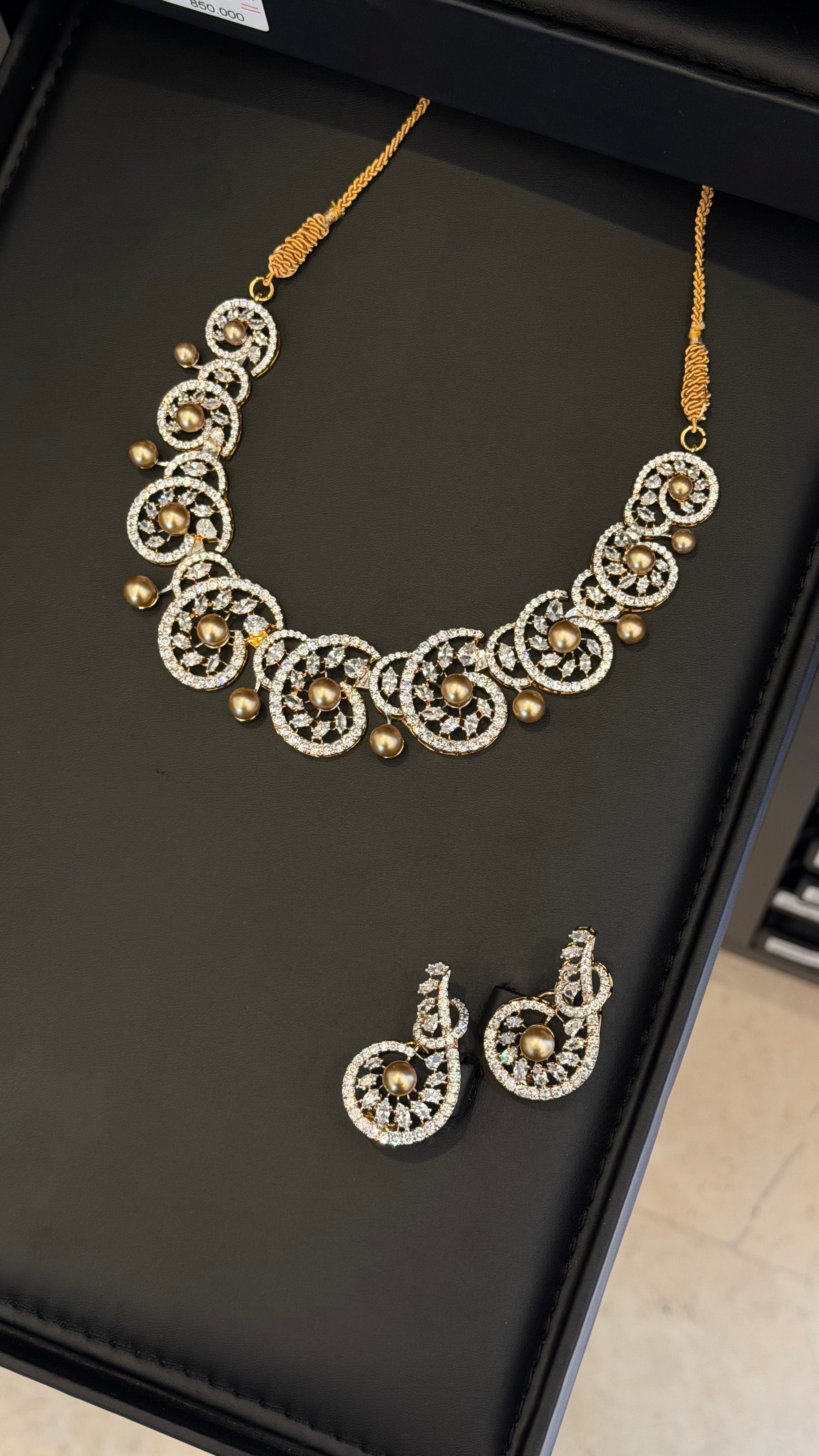 042 | SILVER & PEARLS