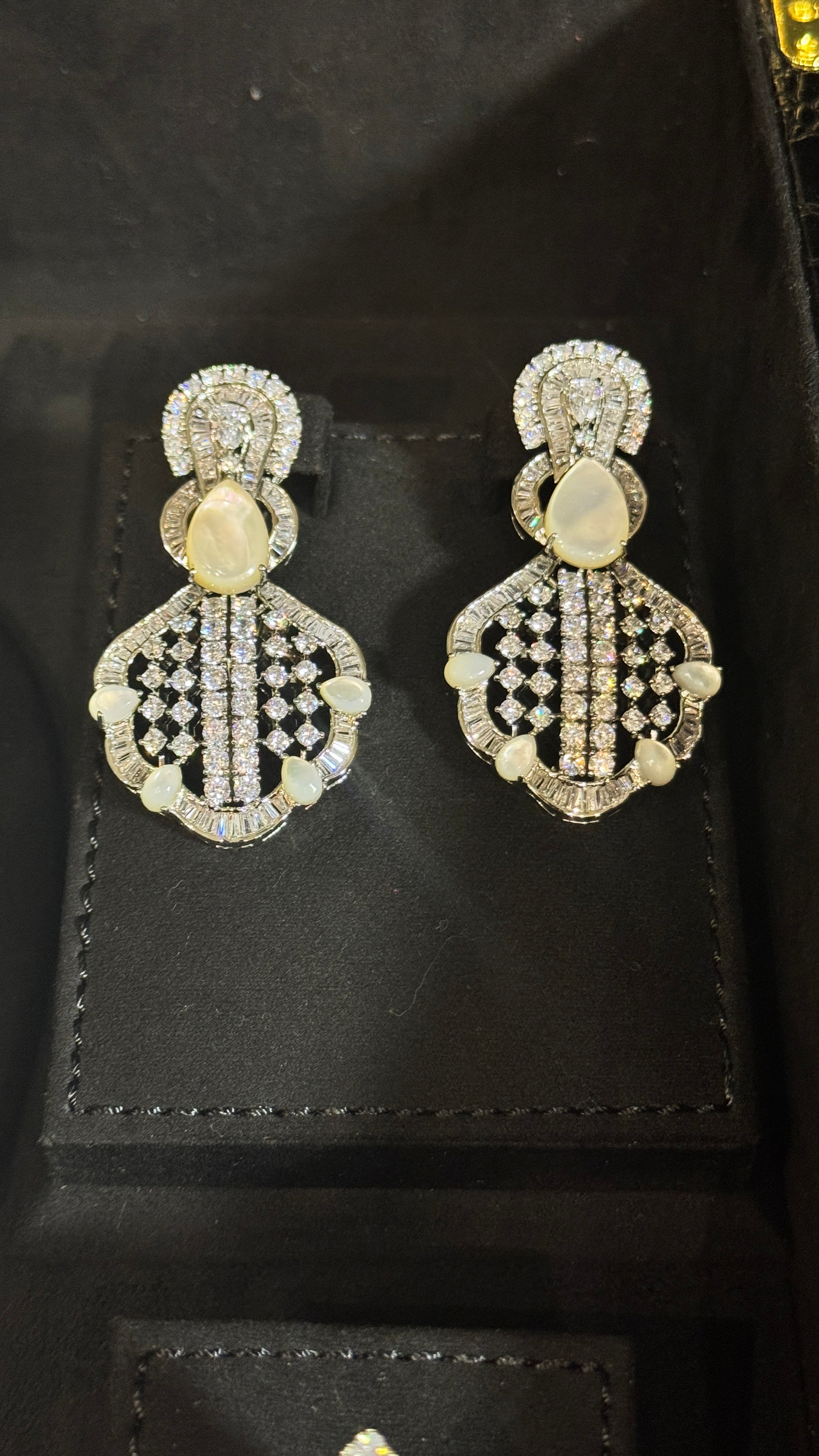 SHIAB ALASHKHAR | MO PEARL & WHITE