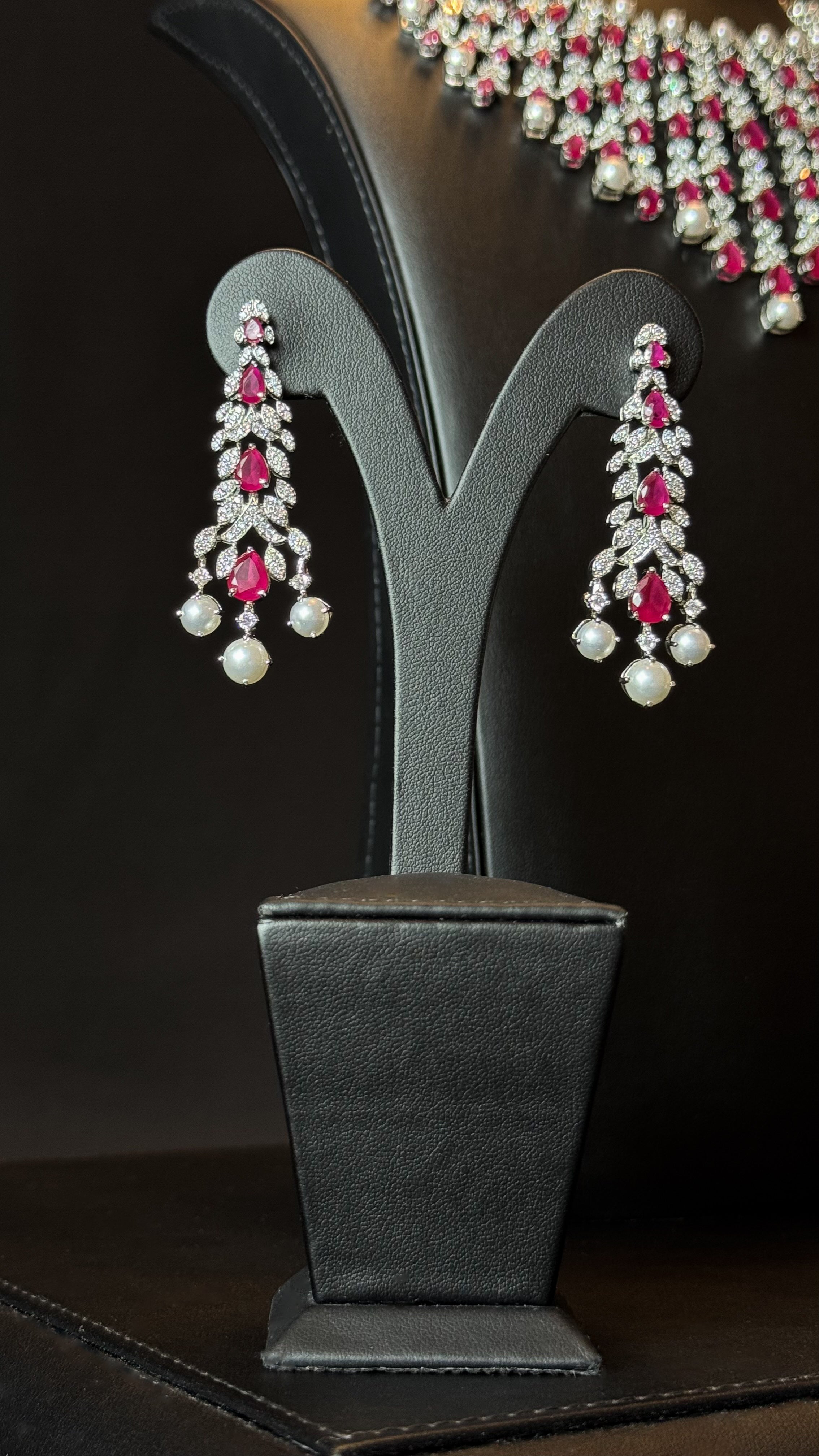 ALMARR | PEARLS & RED