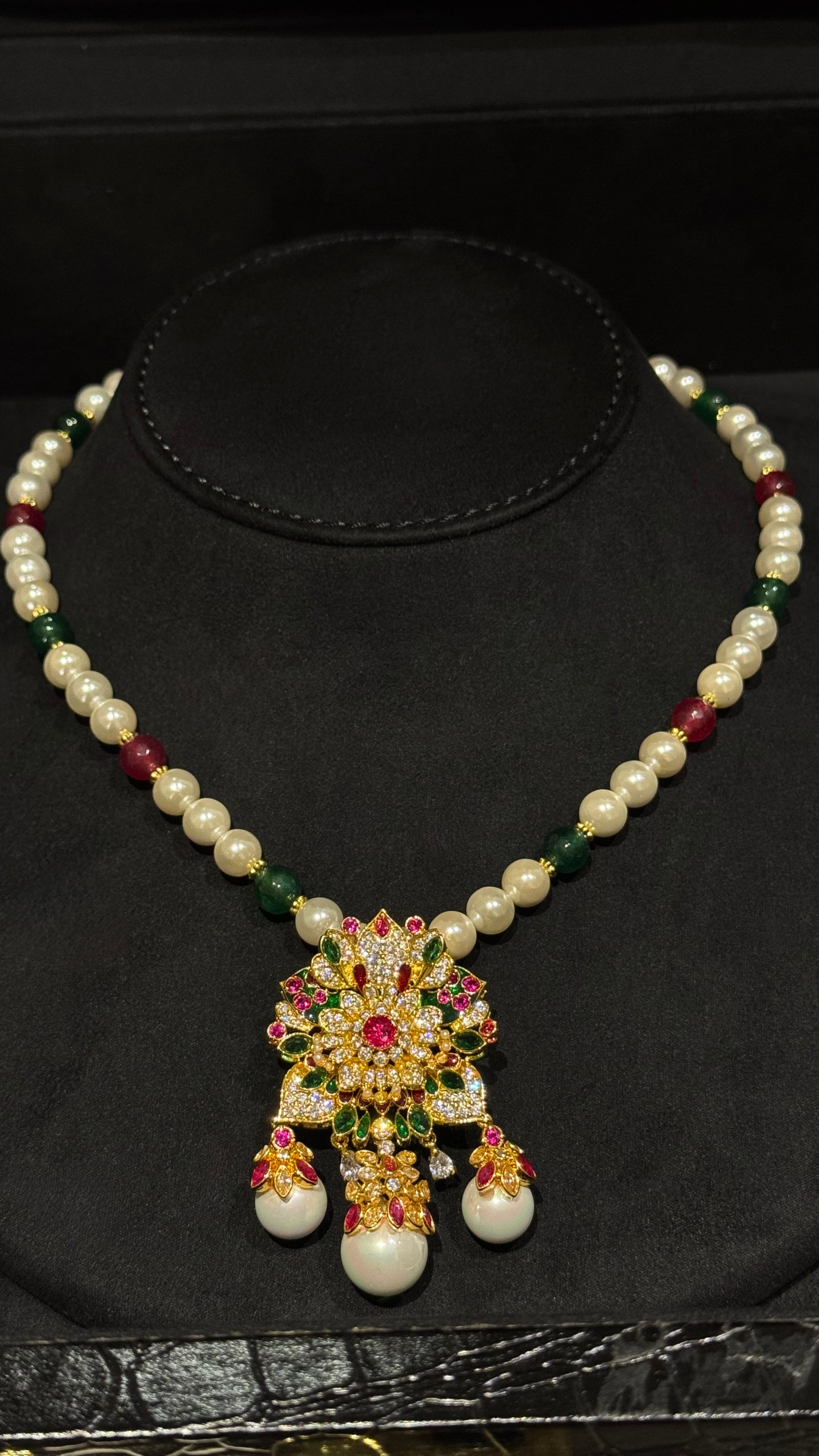 039 | SILVER & PEARLS