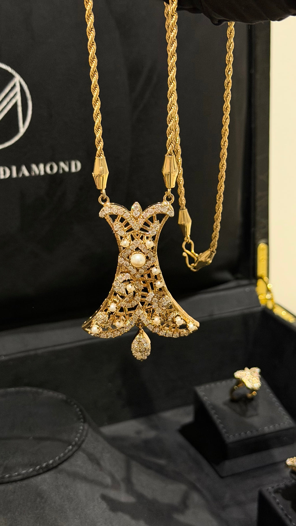 NO.053 | WHITE & PEARLS