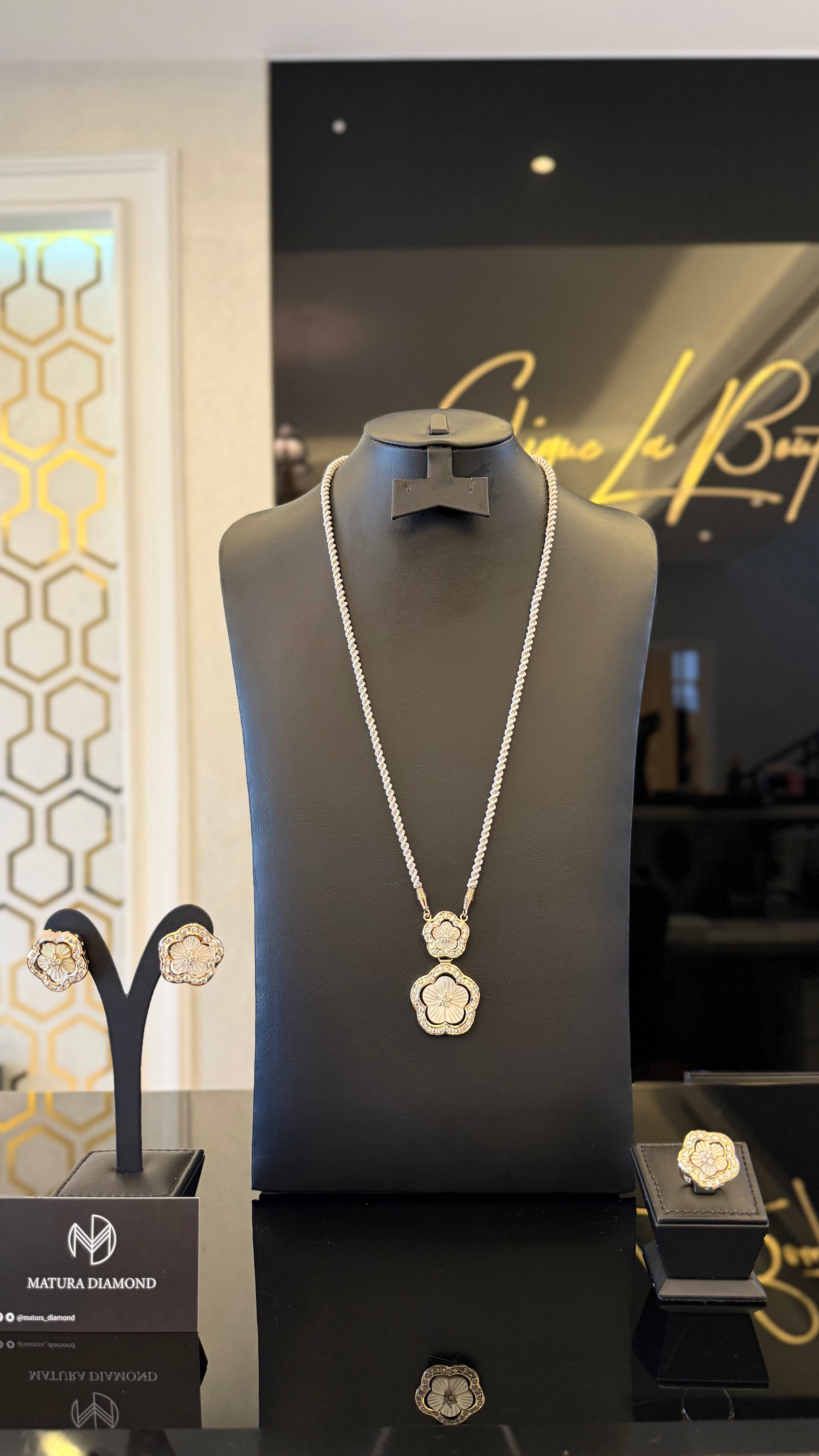 NO.046 | WHITE & PEARLS