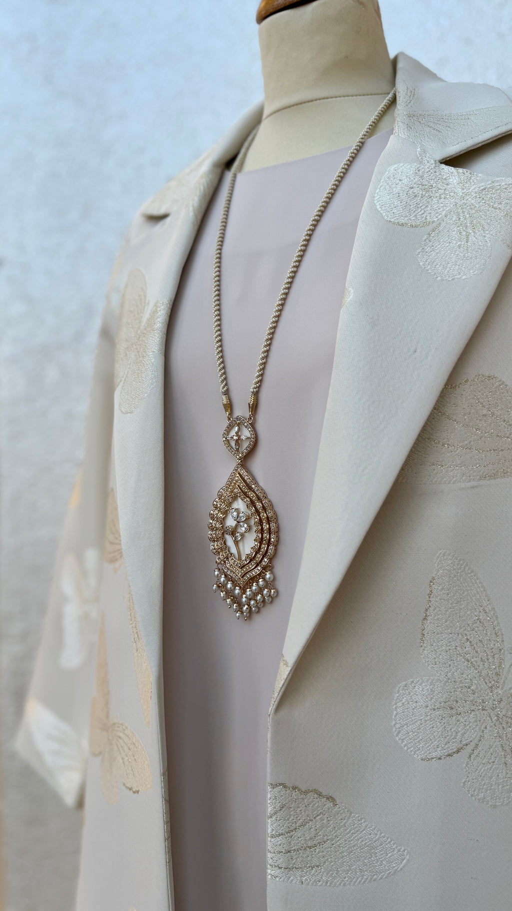 NO.017 | WHITE & GOLDEN