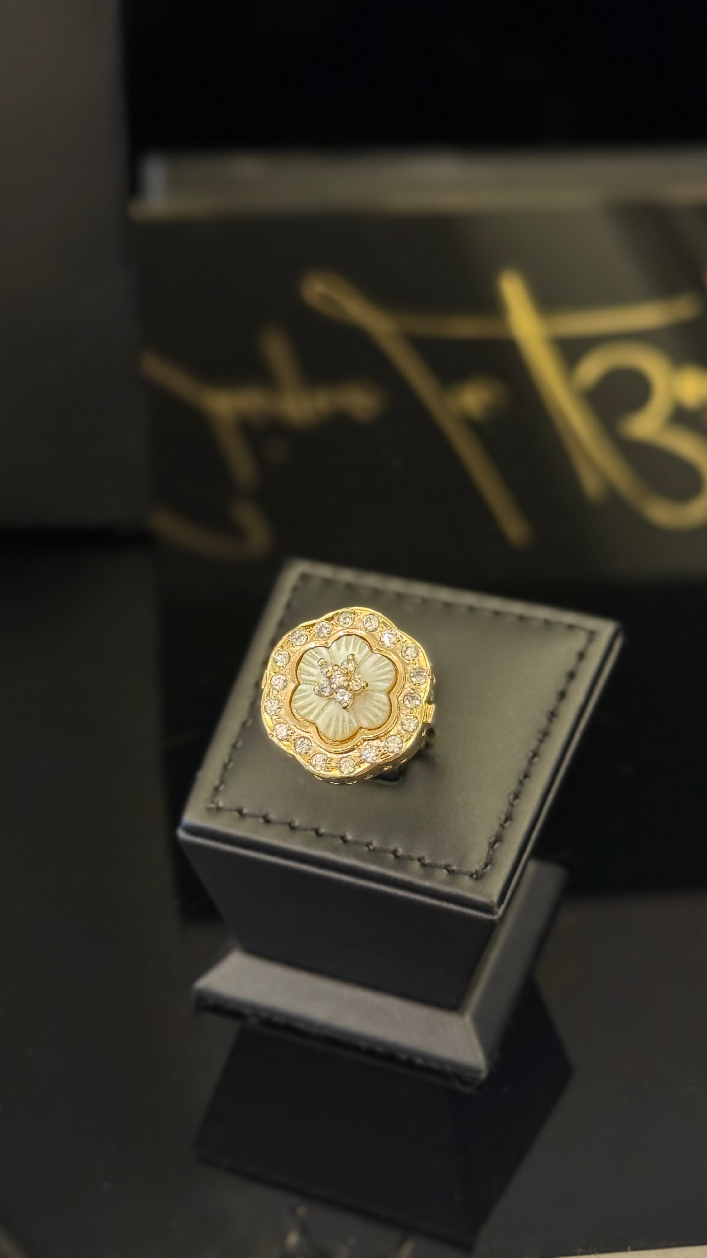 NO.032 | WHITE & FLOWERS