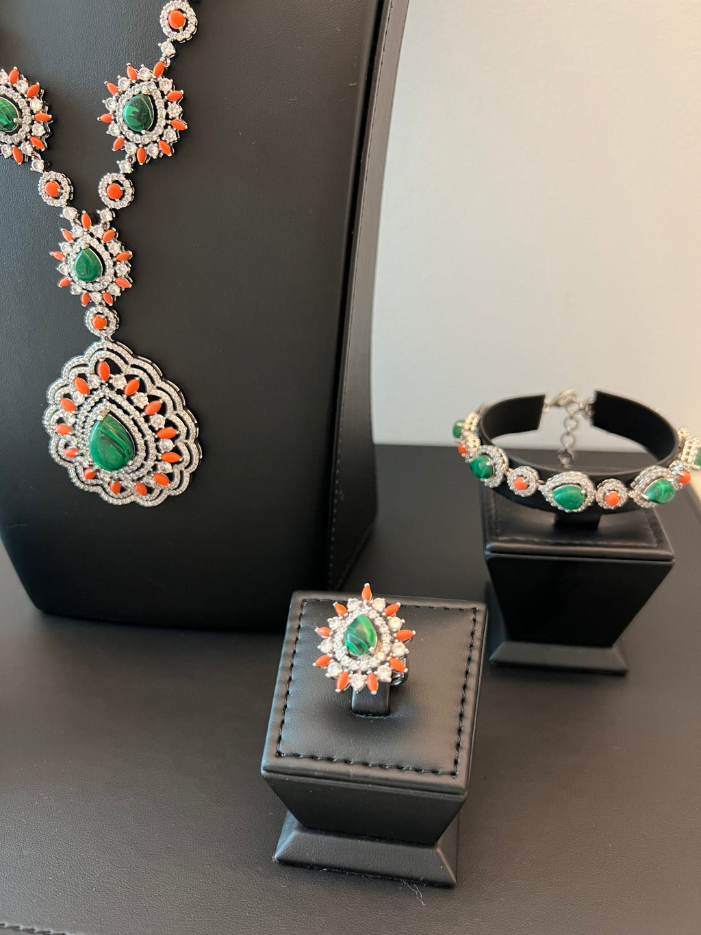 MZNA | GREEN & ORANGE