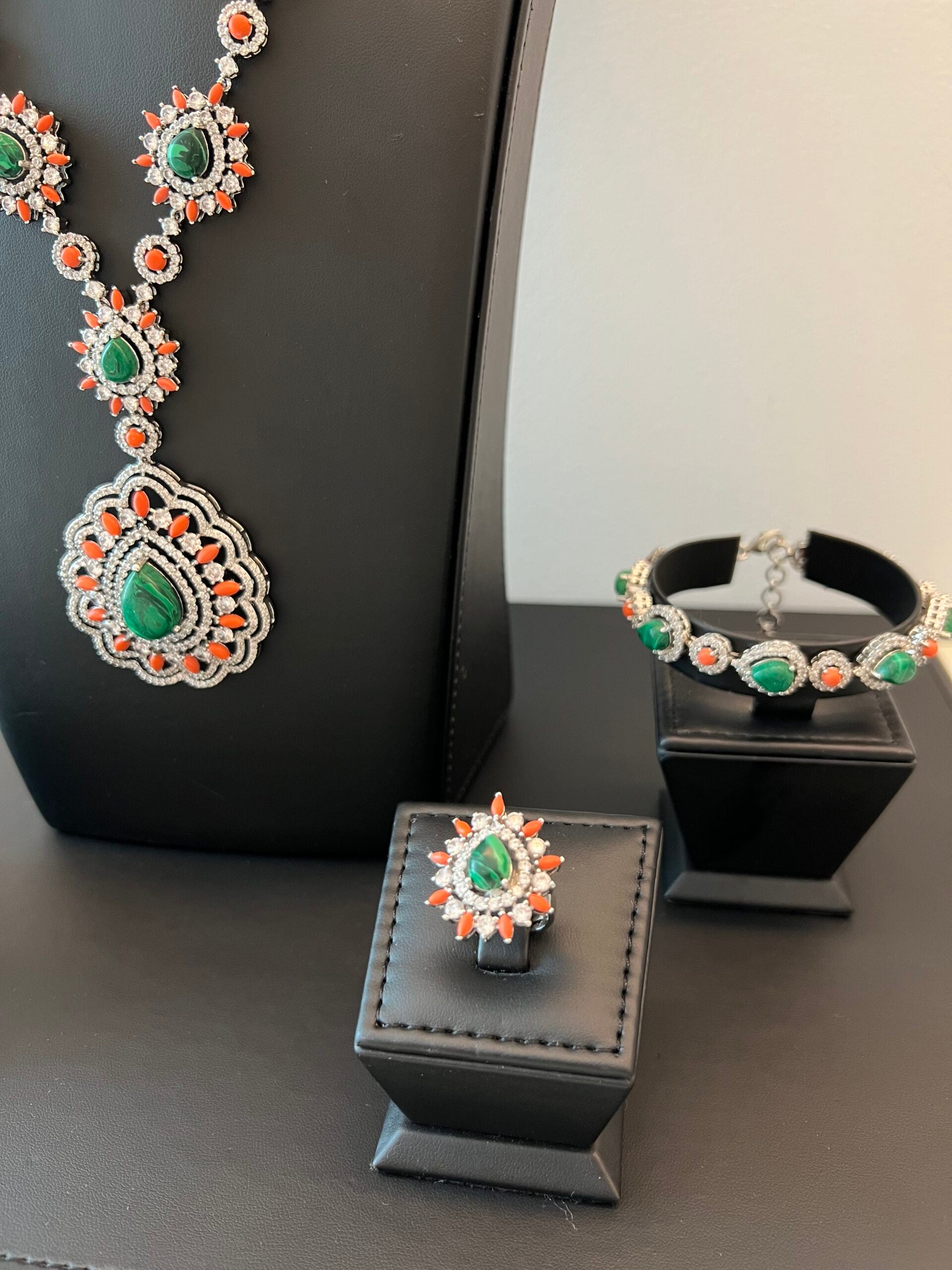 MZNA | GREEN & ORANGE