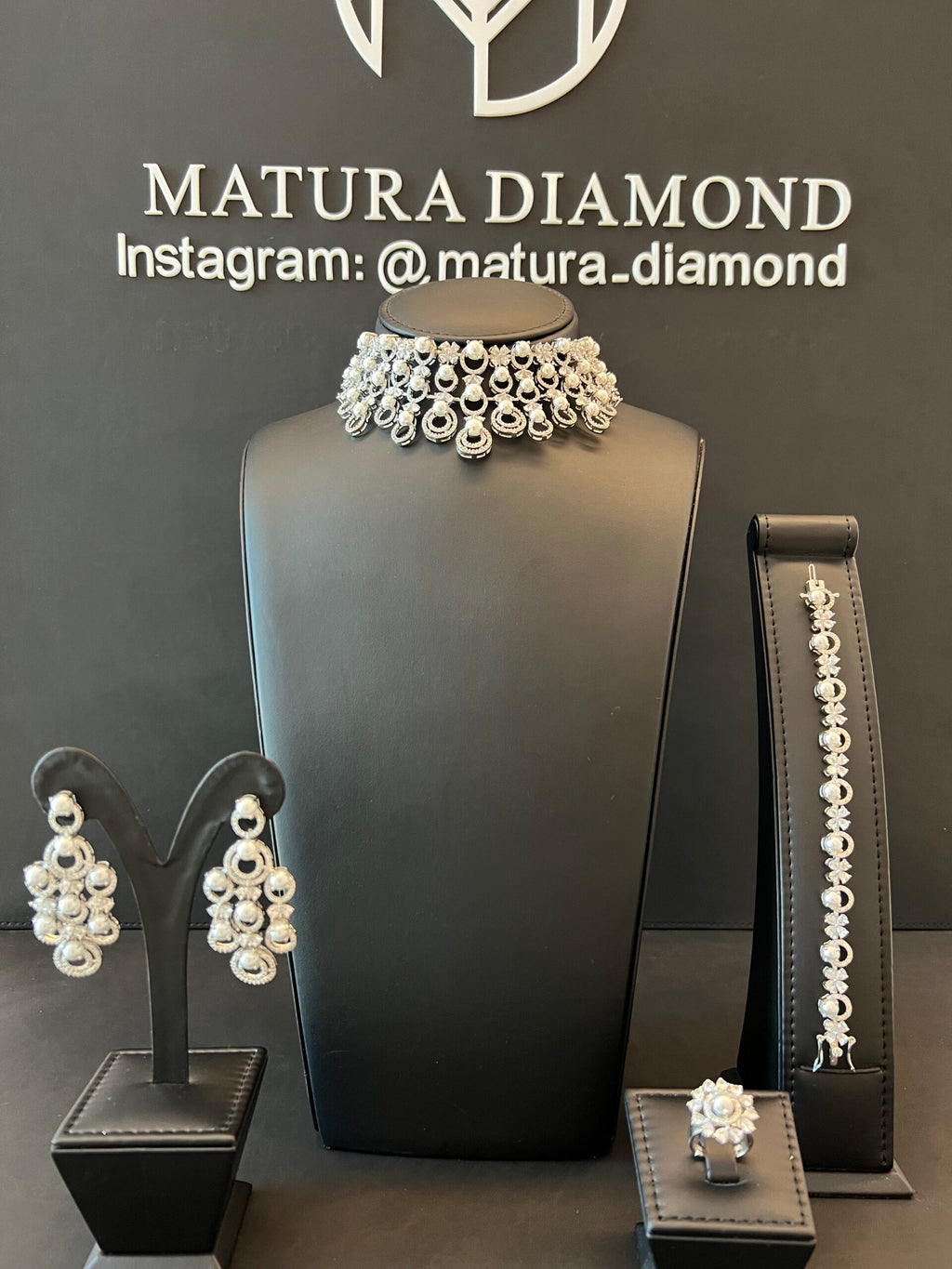 CHOKER SHAHENAH | PEARLS & WHITE