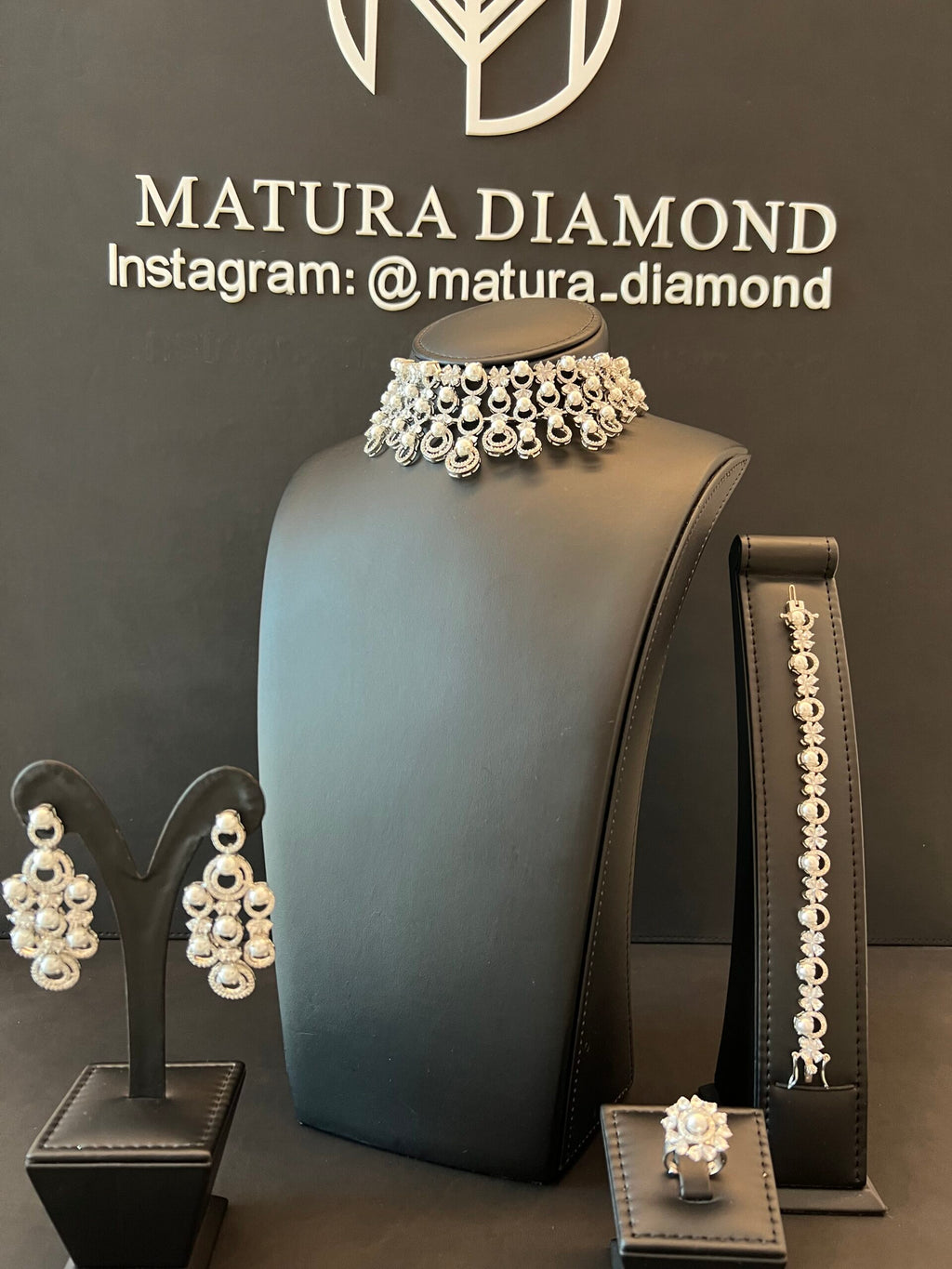 CHOKER SHAHENAH | PEARLS & WHITE