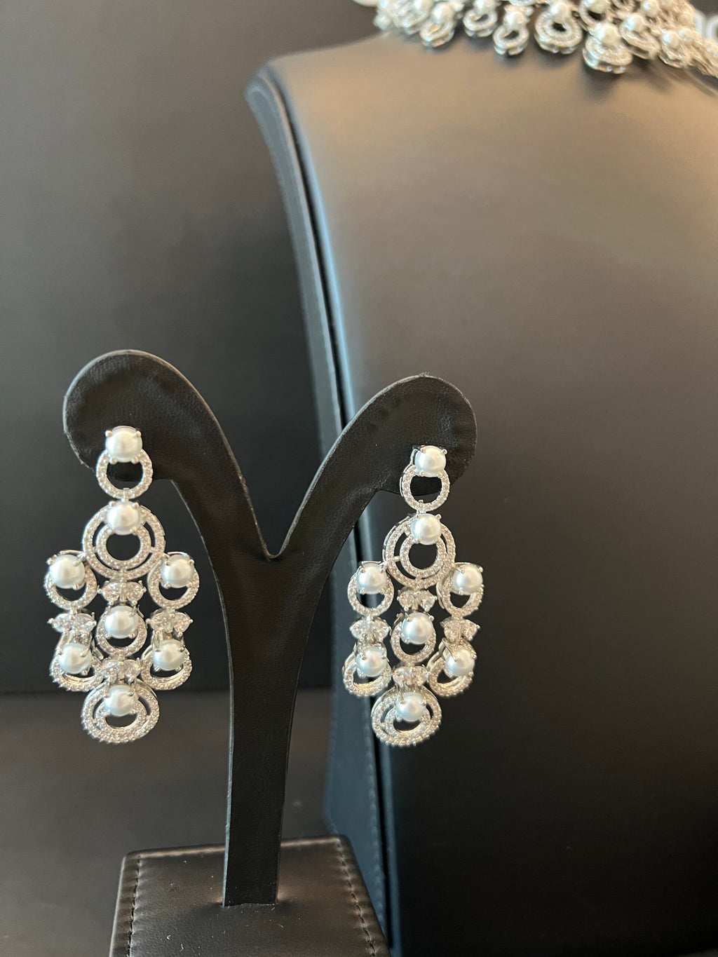 CHOKER SHAHENAH | PEARLS & WHITE