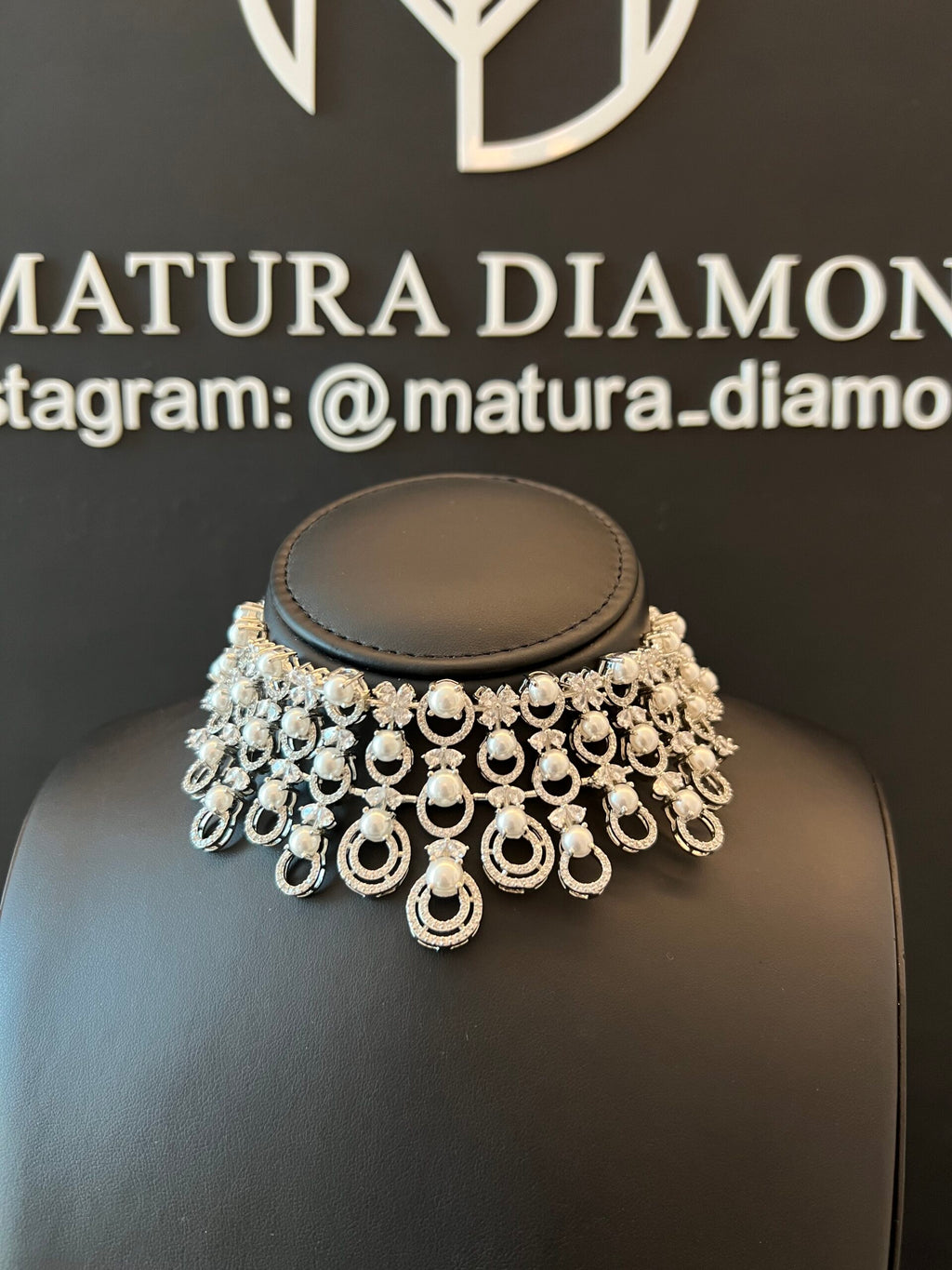 CHOKER SHAHENAH | PEARLS & WHITE