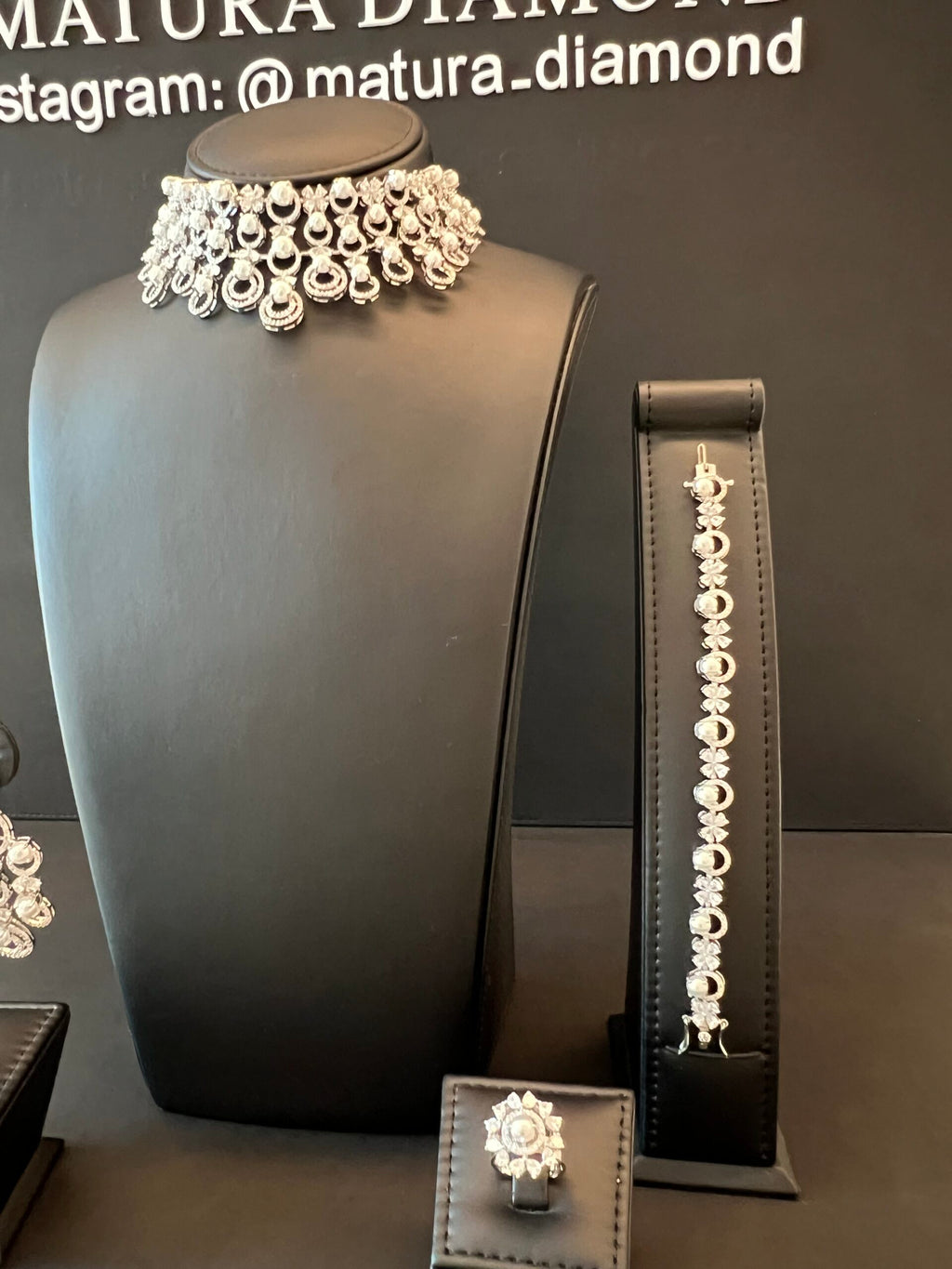 CHOKER SHAHENAH | PEARLS & WHITE