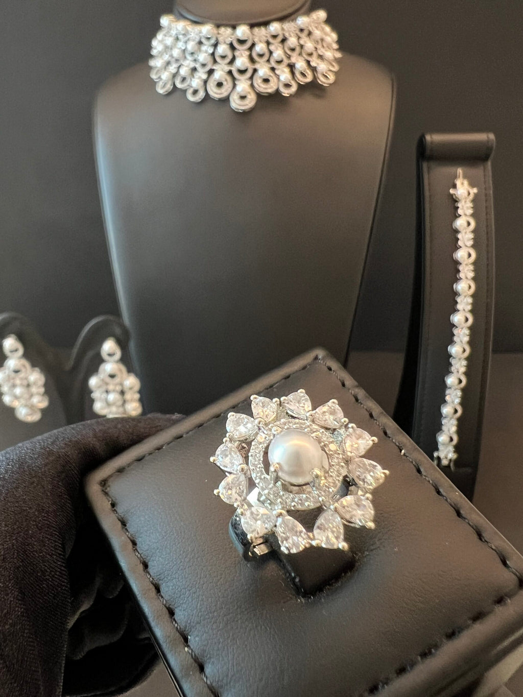 CHOKER SHAHENAH | PEARLS & WHITE