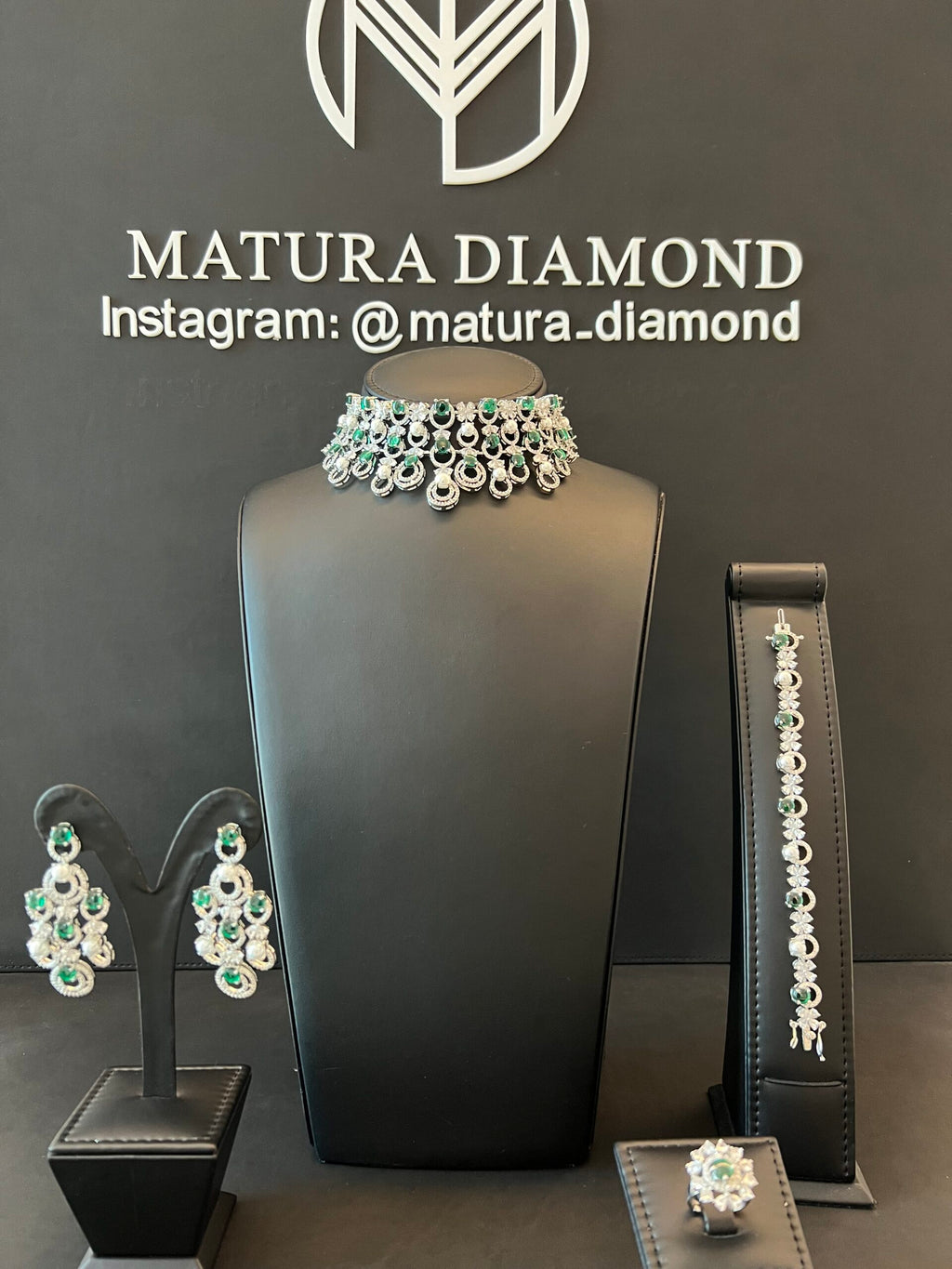 CHOKER SHAHENAH | PEARLS & GREEN