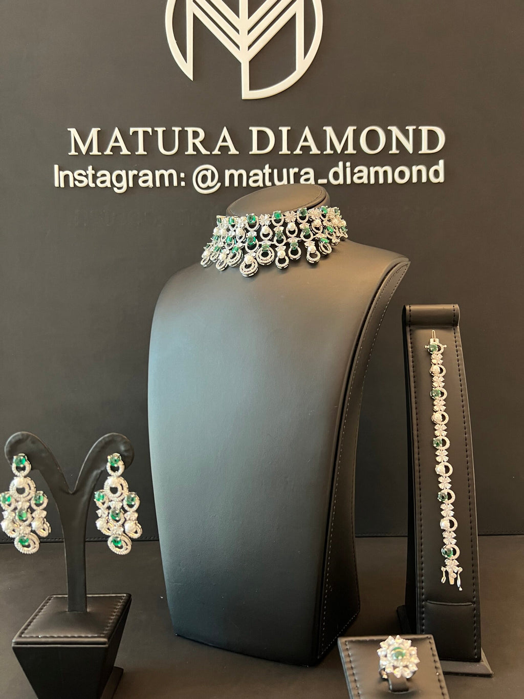 CHOKER SHAHENAH | PEARLS & GREEN