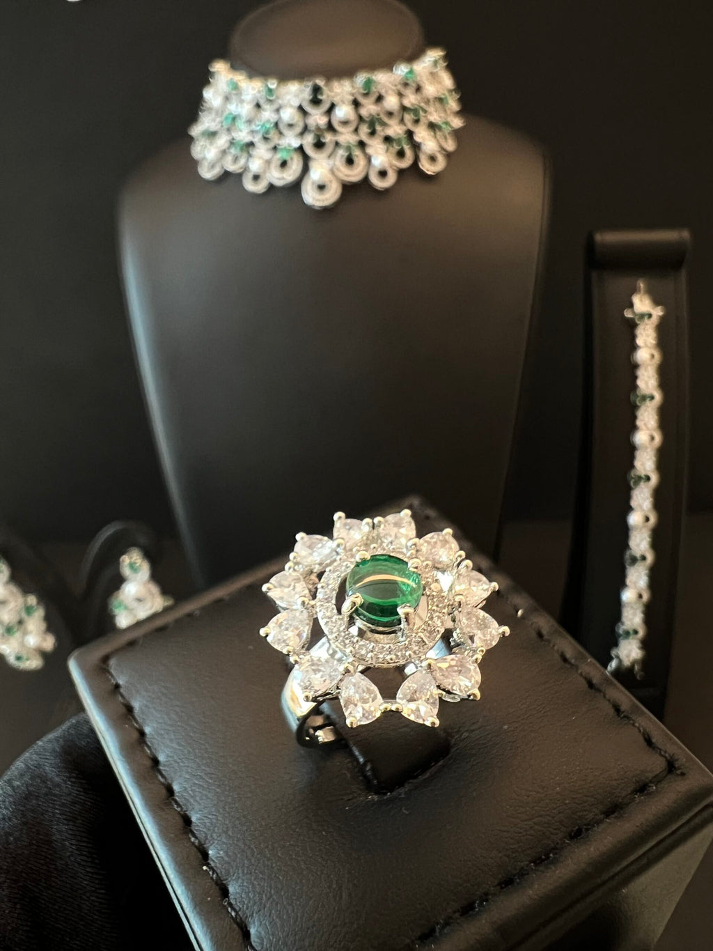 CHOKER SHAHENAH | PEARLS & GREEN