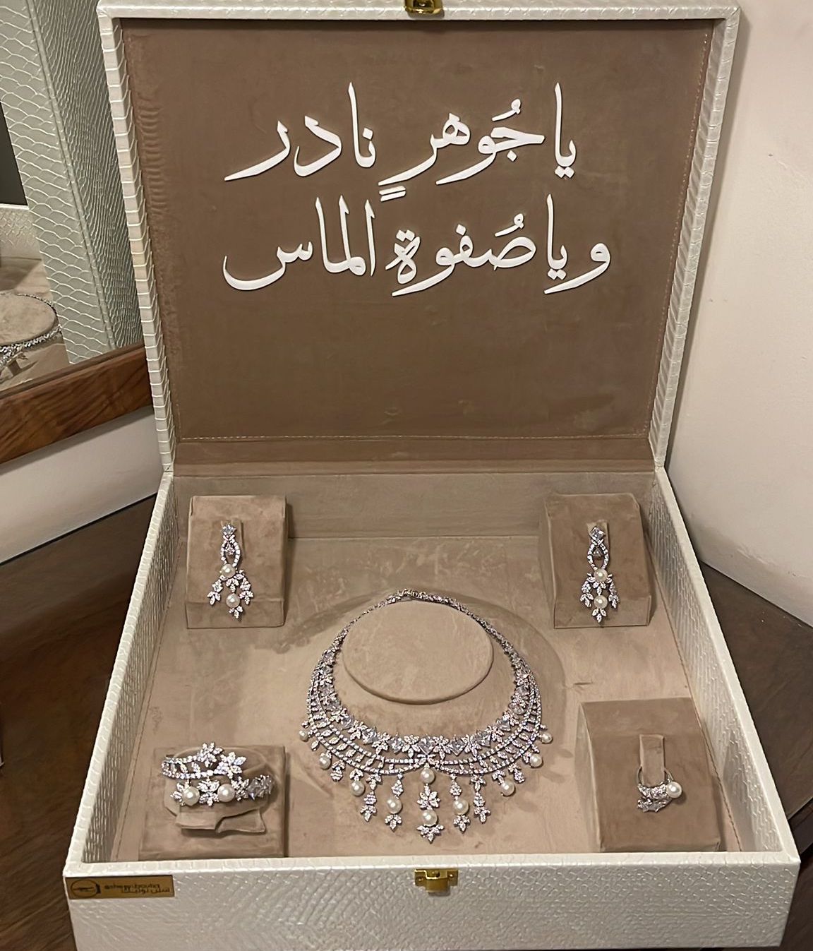 MAYASA | PEARLS & WHITE