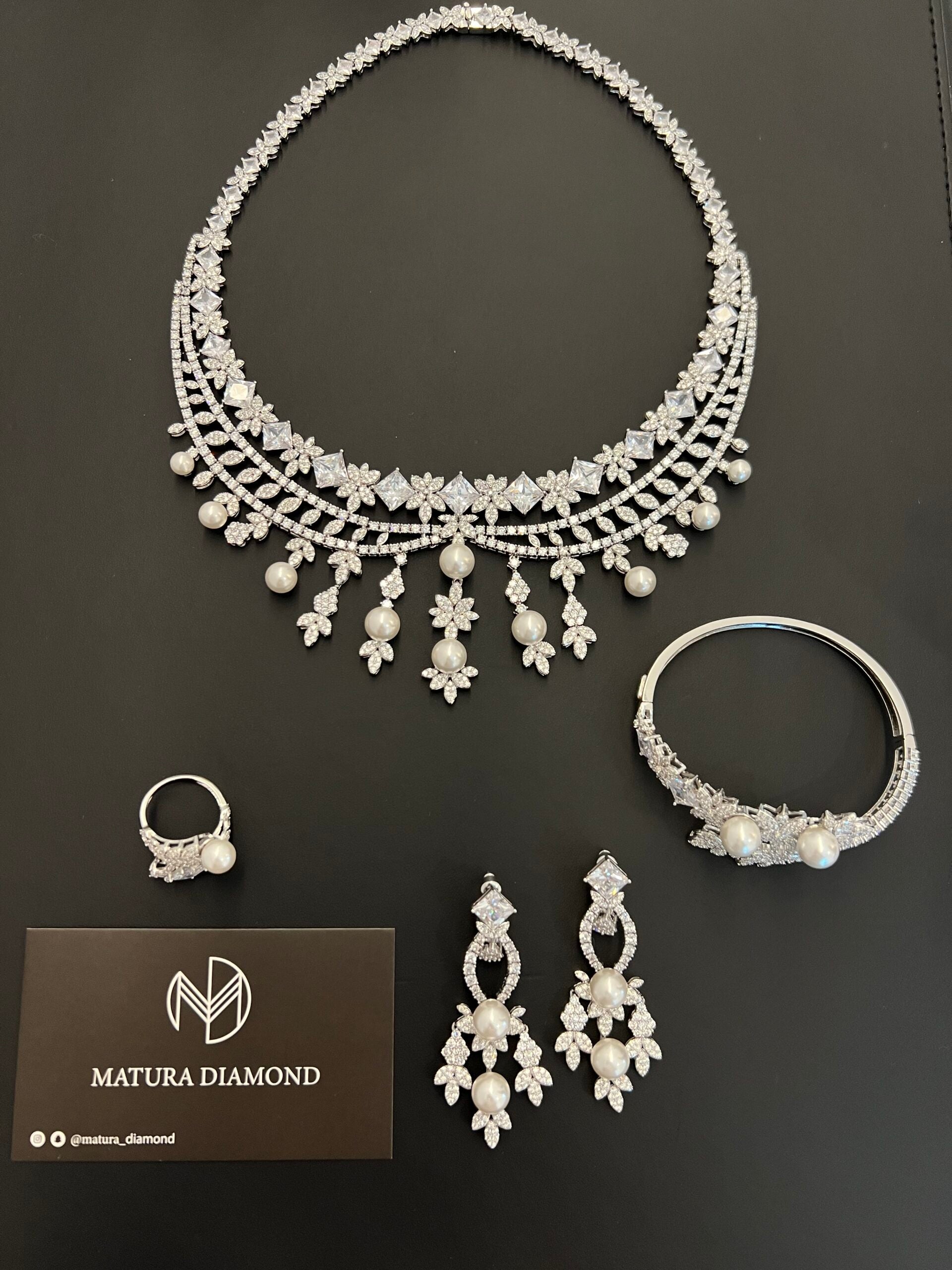 MAYASA | PEARLS & WHITE