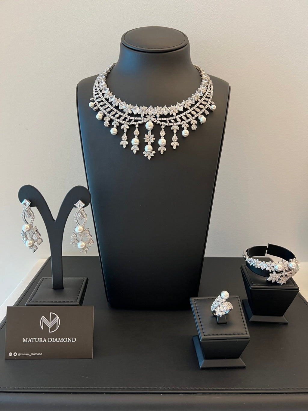 MAYASA | PEARLS & WHITE