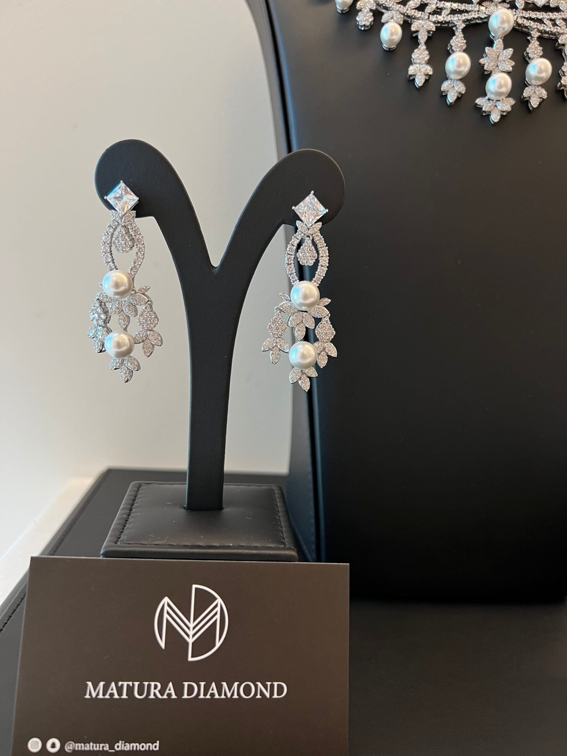 MAYASA | PEARLS & WHITE