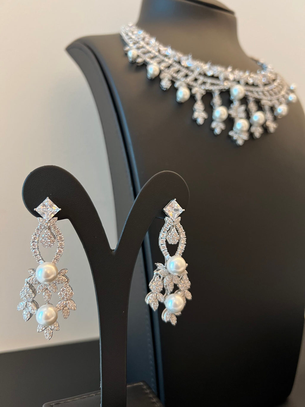 MAYASA | PEARLS & WHITE