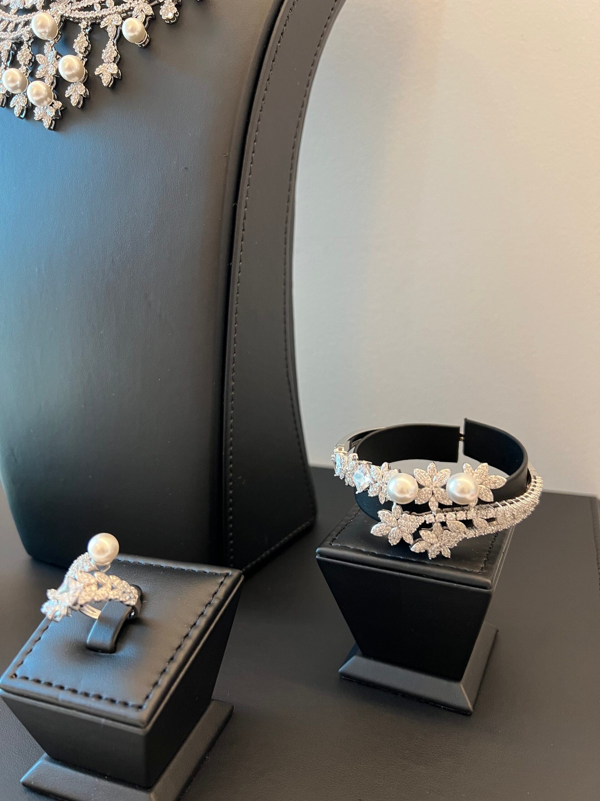 MAYASA | PEARLS & WHITE