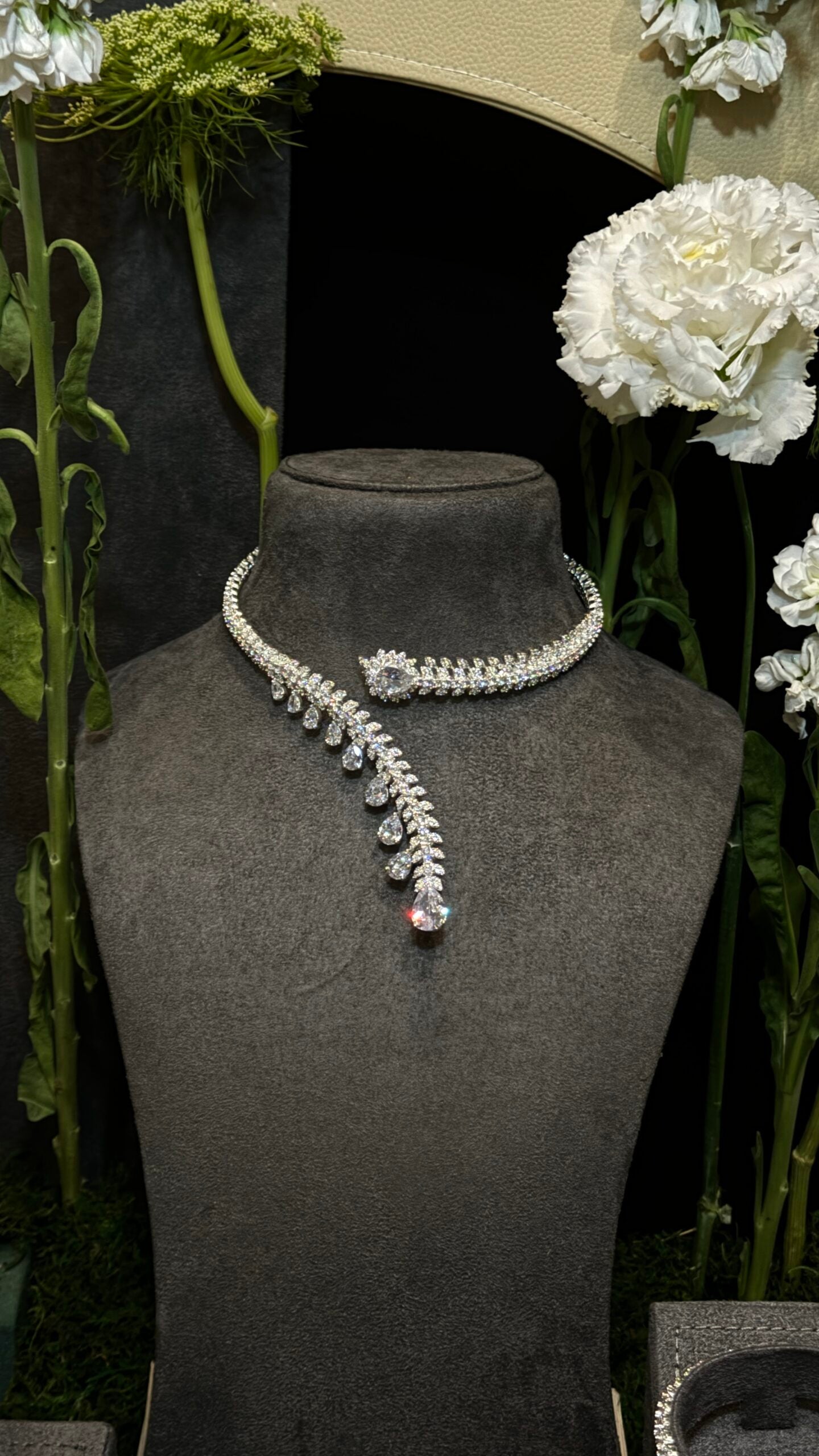 CHOKER ALRUMAILA | WHITE